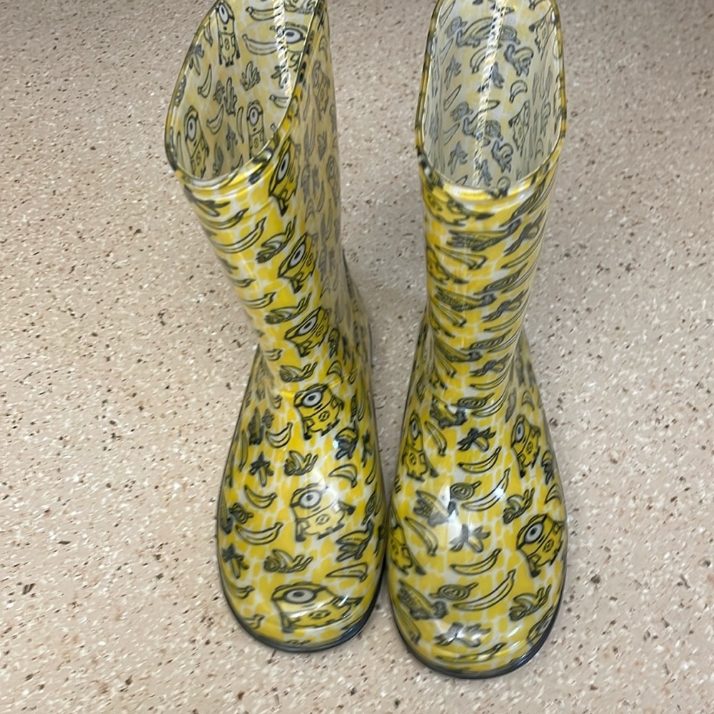 Minion rain boots